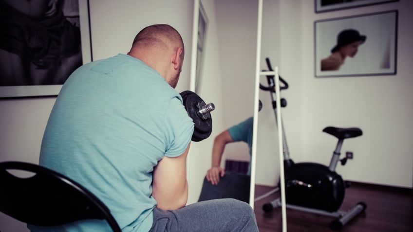 5 ejercicios con mancuernas que te harán trabajar todos los músculos