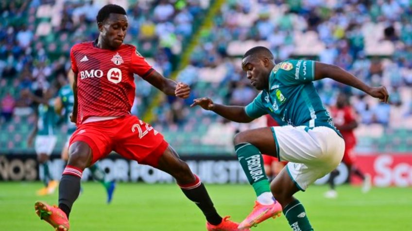 León perdona al Toronto FC y complica su pase por errores de Ángel Mena