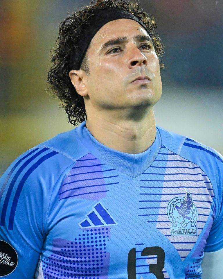 Guillermo Ochoa con la selección mexicana (@yosoy8a)