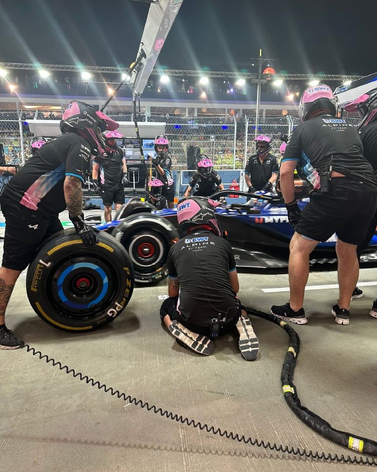 Colapinto se equivoca de box en Singapur