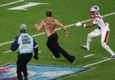 Foto ilustrativa de nota Kyle Williams, receptor de Patriots, taclea a un espontáneo en el Super Bowl LX | VIDEO