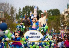 Foto ilustrativa de nota ¿Por qué Kenneth Walker III y Sam Darnold fueron a Disneyland tras ganar el Super Bowl LX?