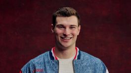 Foto que representa a ¿Quién es el QB Fernando Mendoza y por qué no asistirá al NFL Draft 2026?