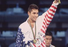 Foto ilustrativa de nota La desgarradora promesa de Oscar de la Hoya a su madre que lo hizo leyenda olímpica