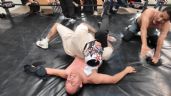 Foto ilustrativa de la nota titulada: ¡A pierrotazos! Penta da clases de lucha a Cuauhtémoc Blanco, Villa y Terrazas | VIDEO