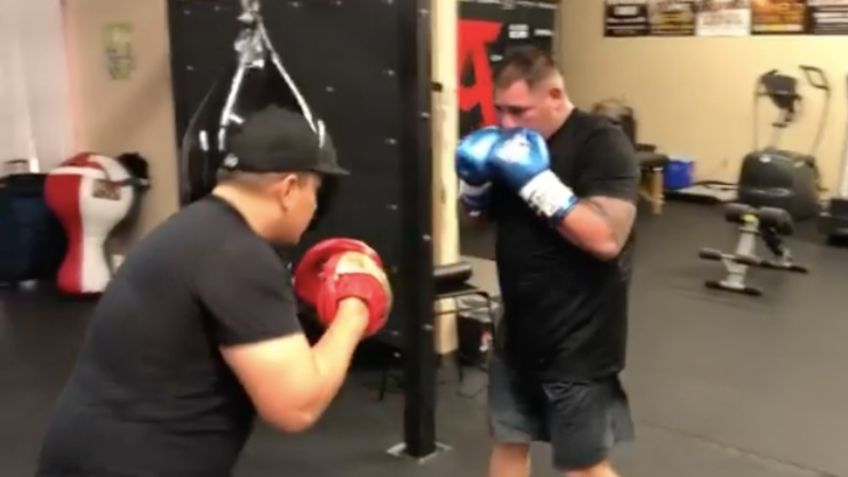 Andy Ruiz muestra el poder de su pegada con equipo de Canelo Álvarez (VIDEO)