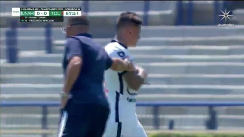 Pumas vs Toluca: Iturbe hace nuevo berrinche ante Lillini tras salir de cambio (VIDEO)