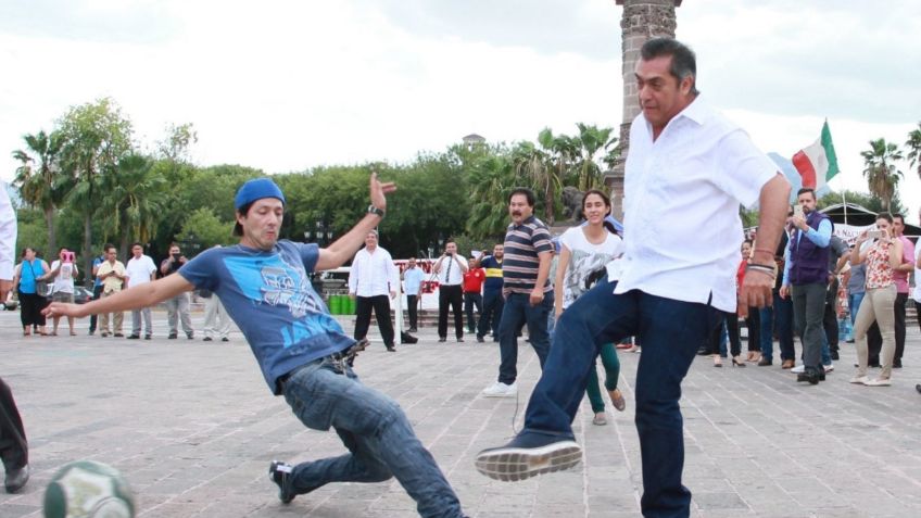 El Bronco, Jaime Rodríguez, hace cruel broma a preso con un penalti (VIDEO)