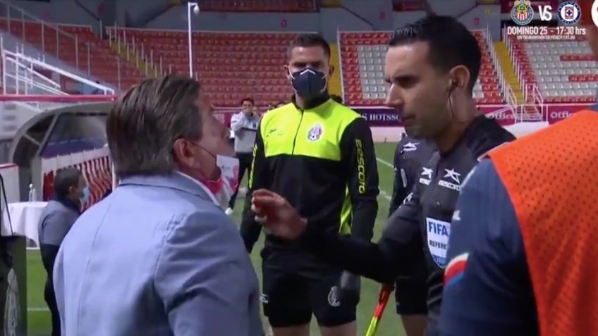 Miguel Herrera encara al árbitro César Ramos al final del León vs América (VIDEO)