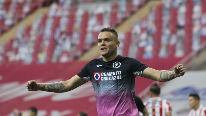 Con doblete de Jonathan Rodríguez, Cruz Azul vence a Chivas 0-2 y es sublíder
