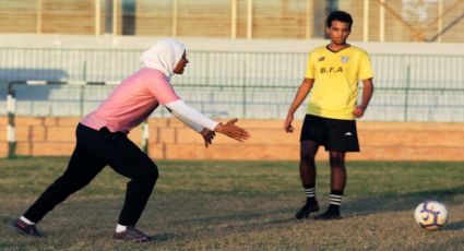 Entrenadora egipcia se convierte en la primera mujer en dirigir un equipo varonil