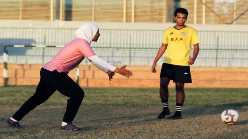 Entrenadora egipcia se convierte en la primera mujer en dirigir un equipo varonil