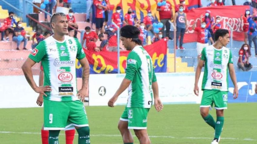 Entre el cementerio y el futbol; David Boquin, el goleador que trabajó de cerca con la muerte