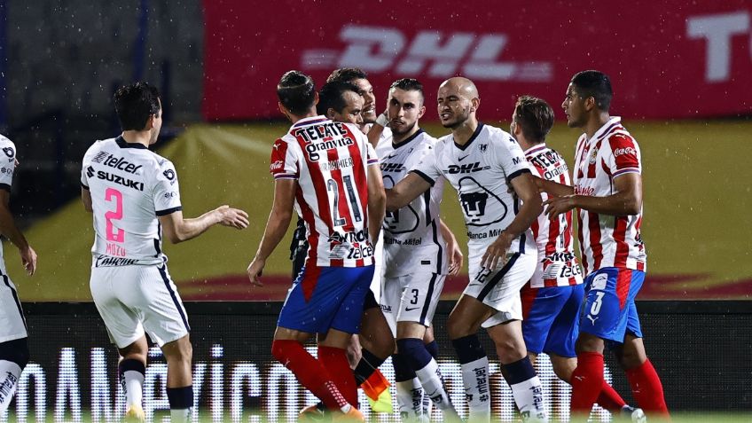 Pumas vs. Chivas: Empujones, conatos de bronca y reclamos en el Olímpico Universitario