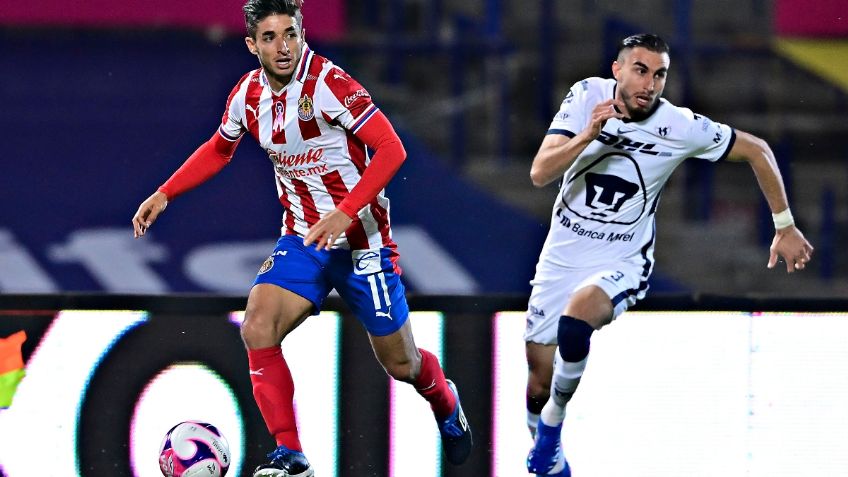 Pumas y Chivas brindan gran partido y empatan 2-2 en juego de volteretas