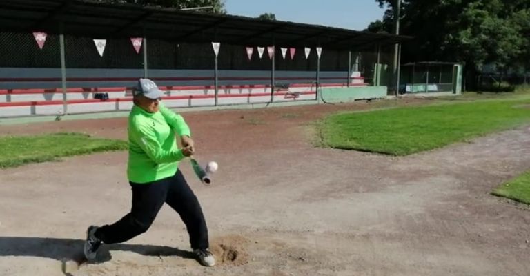 El presidente de México bateando en el video donde da sus pronósticos