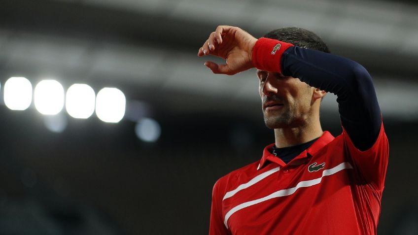 ¡Otra vez! Djokovic vuelve a dar pelotazo a juez en Roland Garros (VIDEO)