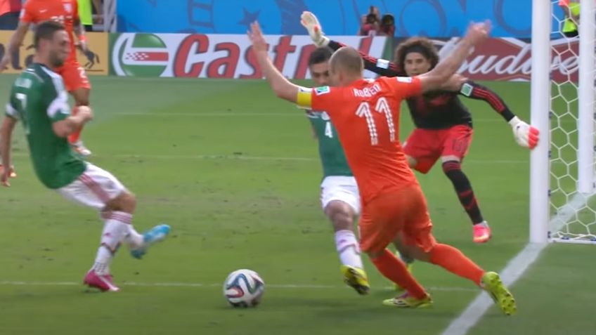 México vs Holanda: ¿Qué hubiera pasado si no marcan penal a Robben en 2014?