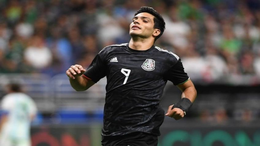 Tunden a Raúl Jiménez en redes por increíble falla ante Holanda (VIDEO)