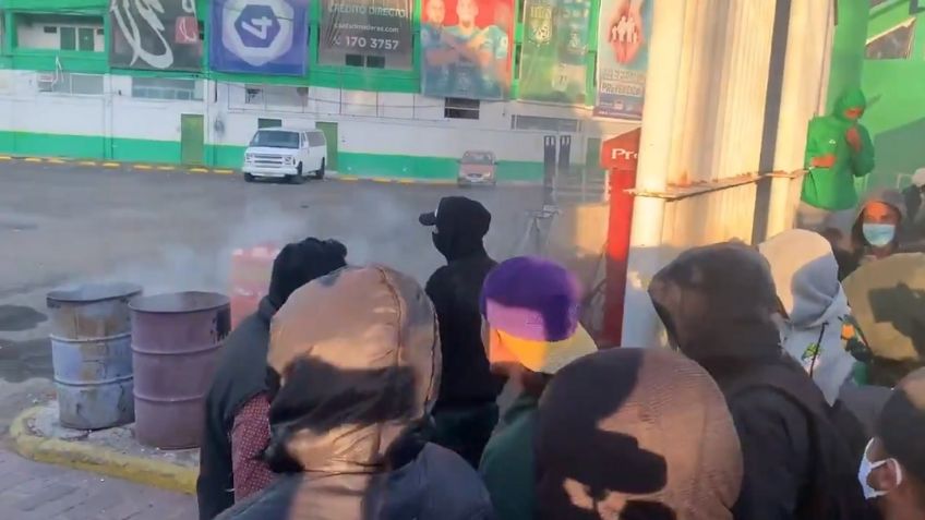 Con piedras y palos afición de León encara a grupo de Zermeño (VIDEO)