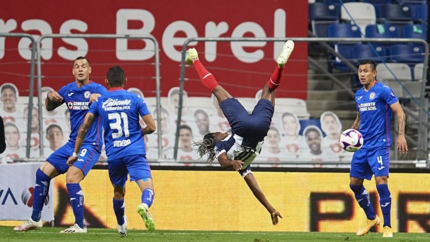 Susto en Rayados; Hurtado intenta chilena, pero cae mal sobre su cuello (VIDEO)