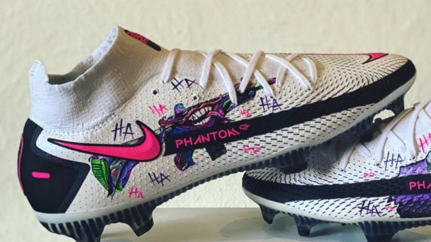 Chivas: Critican a jugador por usar botines con un rifle AK-47 pintado