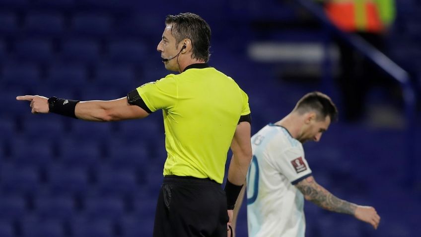 Captan furioso reclamo de Messi al árbitro: "Nos cag...dos veces"