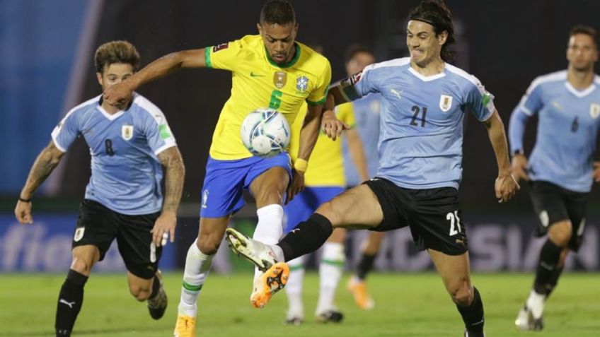 Brasil aprovecha expulsión de Cavani para vencer a Uruguay y ser líder absoluto