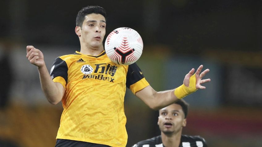 Raúl Jiménez: Así luce pancarta de apoyo al mexicano en estadio de Wolves (FOTO)