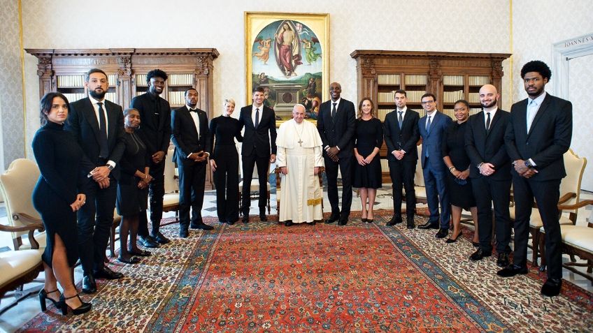 Jugadores de la NBA visitan al Papa Francisco en el Vaticano