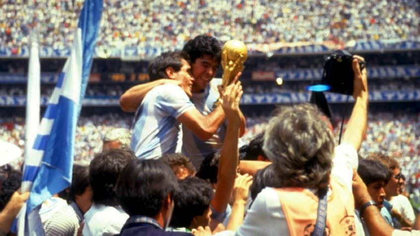 Diego Armando Maradona dedicó "Gol del Siglo" a famosa cantante mexicana