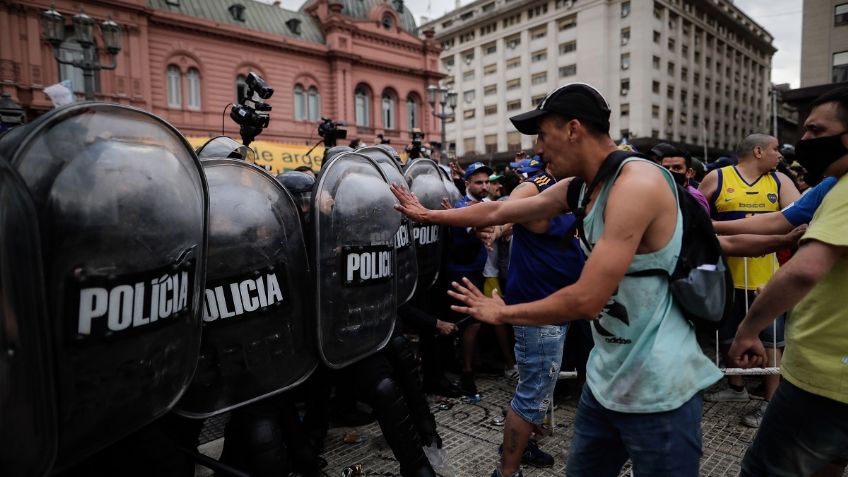 Velorio de Maradona genera disturbios, golpes y peleas con policía (VIDEO)