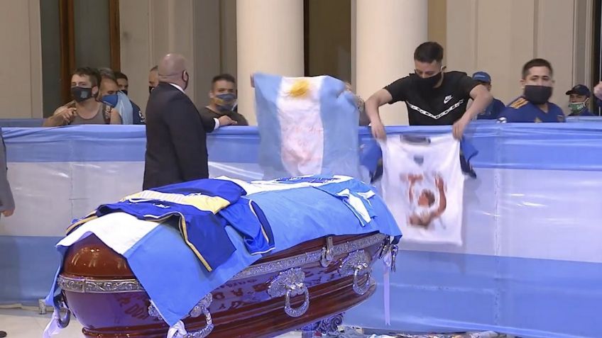 Identifican a persona que se tomó fotos con el cuerpo de Maradona