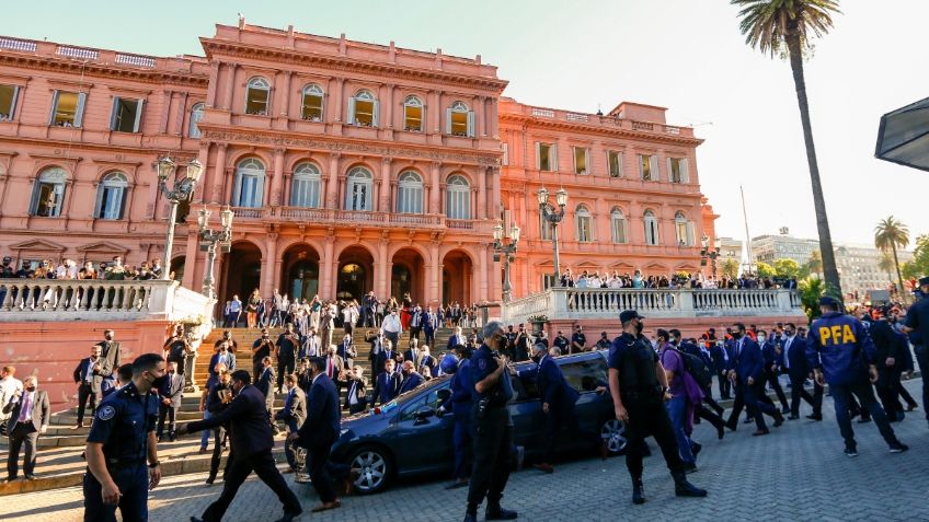 Calles de Argentina enloquecen en traslado del cuerpo de Maradona (VIDEO)