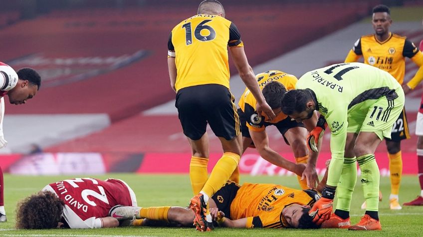 Raúl Jiménez sufre brutal choque de cabeza con David Luiz y queda inconsciente (VIDEO)