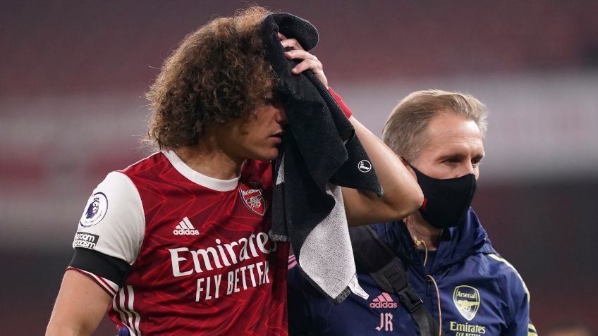 David Luiz pide oraciones por la salud de Raúl Jiménez, tras choque de cabezas
