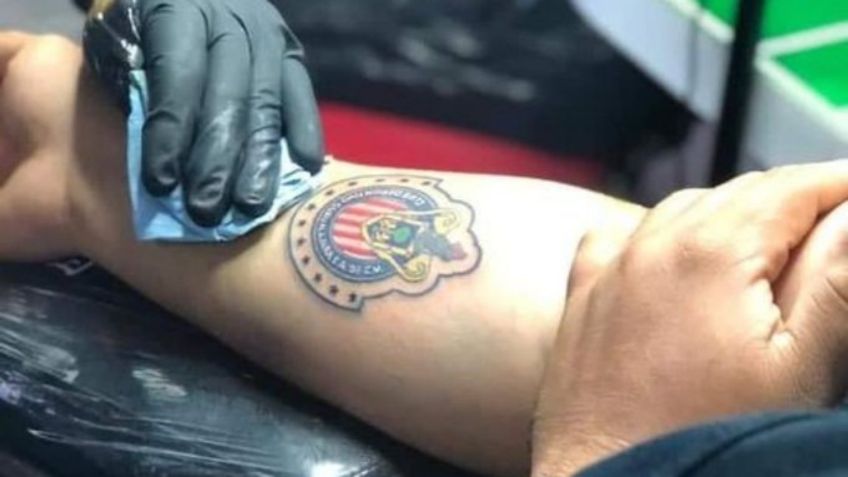 Aficionado del América se tatúa escudo de Chivas tras perder apuesta (VIDEO)