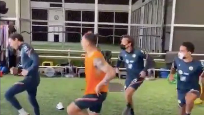 Jugadores de América bailan al ritmo de payaso de rodeo (VIDEO VIRAL)