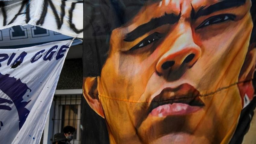 Con cánticos y banderas, Diego Maradona llegó al hospital donde será operado (VIDEO)