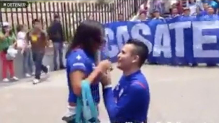 Aficionado pide matrimonio a su novia con la barra de Cruz Azul (VIDEO)