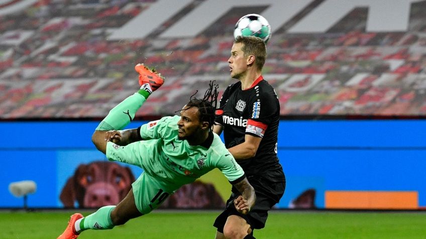 Valentino Lazaro emula a René Higuita con golazo de escorpión en Bundesliga (VIDEO)