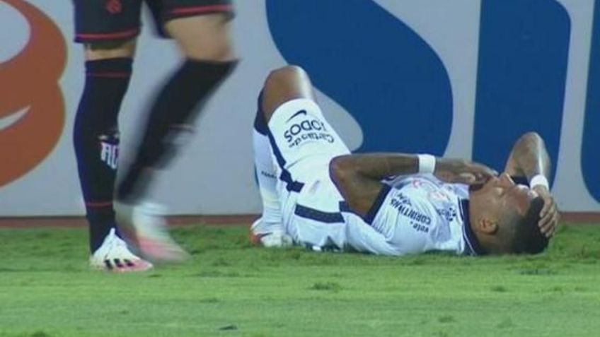 Jugador de Corinthians pierde sus dientes y compañeros ayudan a recogerlos (VIDEO)