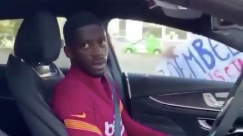 Aficionados del Barcelona se burlan de Dembélé tras detener su auto (VIDEO)