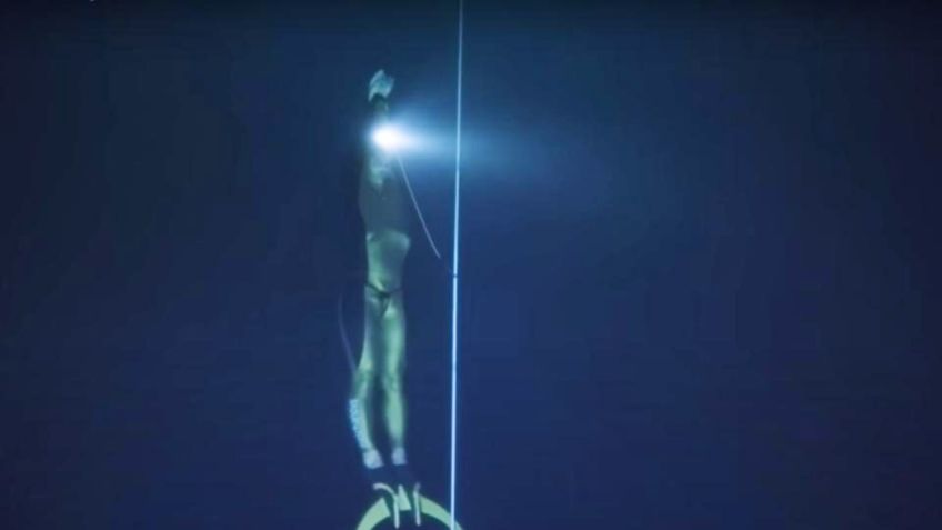 Impresionante récord mundial de buceo sin tanque de oxígeno (VIDEO)