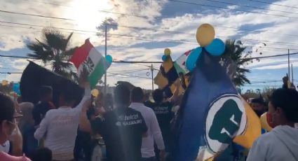 Jugador de Pumas regala playera a la afición desde balcón del hotel de concentración (VIDEO)