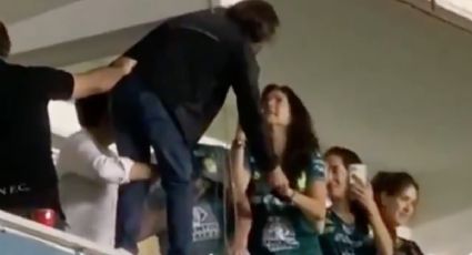 ¡Colgado en el palco! Así fue el festejo de Jesús Martínez Jr en el León vs Pumas (VIDEO)