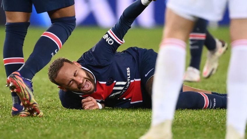 Llora Neymar por la lesión de tobillo que lo retiró en camilla (VIDEO)