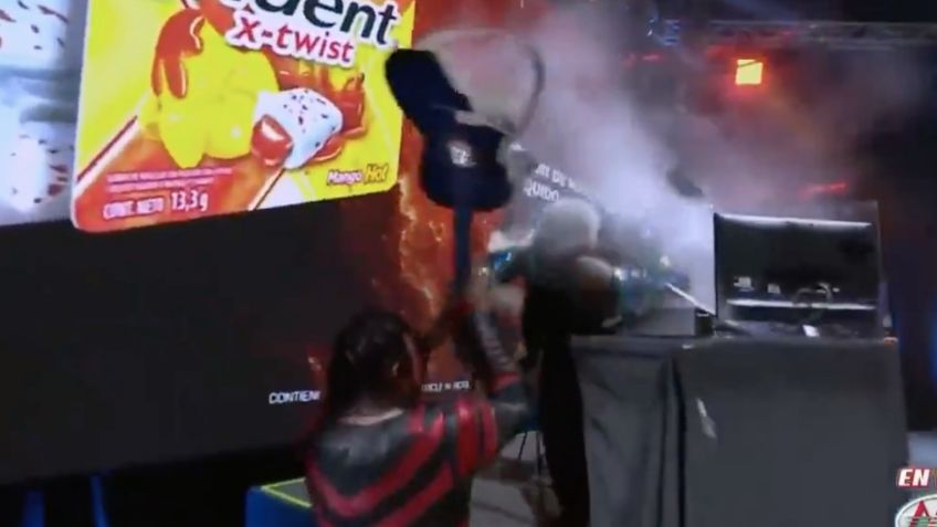 El brutal guitarrazo de Chessman a un comentarista en Triplemanía XVIII (VIDEO)