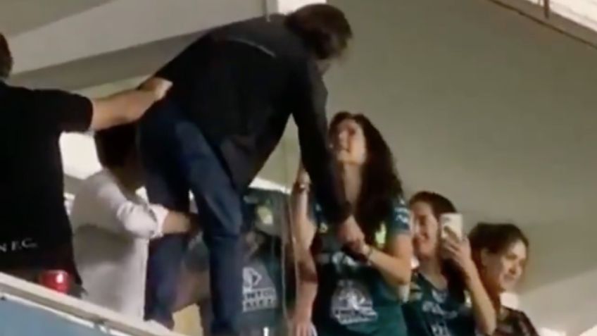 ¡Colgado en el palco! Así fue el festejo de Jesús Martínez Jr en el León vs Pumas (VIDEO)