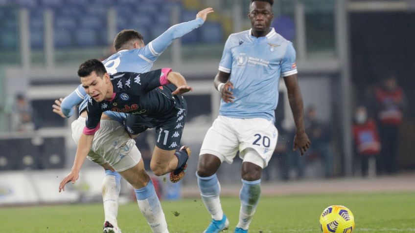 Chucky Lozano sufre lesión y sale cargado en derrota de Napoli (VIDEO)